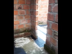  - me la chupó en casa abandonada y me pide la leche