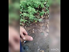  - Andado com o pau pra fora da bermuda no parque.