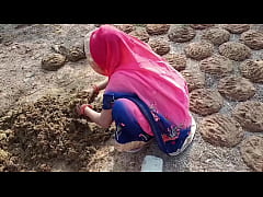  - गांव वाली भाभी गांव किनारे गोवर थोपने गई चूत मरवाने लगी