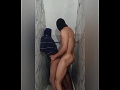  - Mijando no beco e o negão passou e olhou disfarçadamente. Terminamos fudendo debaixo da escada na favela. Completo em xvideos Premium