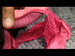  - No lo pude evitar, me tuve que correr sobre el cachetero rosa de mi mejor amiga