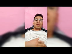  - Joven chacal vergón hablando y haciéndose una rica paja