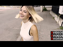  - In giro per Bucarest, ragazza rimorchiata sul TAXI e portata a CENA. Dialoghi in ita. Outdoor.