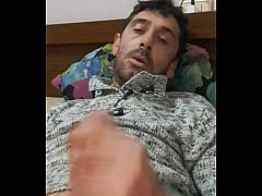  - Papa llega a casa después de un largo día y se hace una buena paja