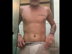  - novinho dotado tomando banho