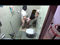  - MEU PADASTRO ENTRO NO BANHEIRO PRA ME SONDAR AI OFERECI MEU bum bum