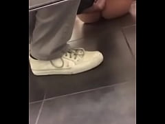  - FLAGRA BANHEIRO PÚBLICO 2