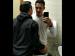  - RECEBI UMA MAMADA GOSTOSA DO MOLEQUE DENTRO DO BANHEIRO DE DEFICIENTES