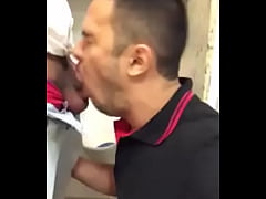  - viadinho chupando hetero no banheirao