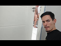  - Fomos pegos no flagra pelo amigo do meu marido!!