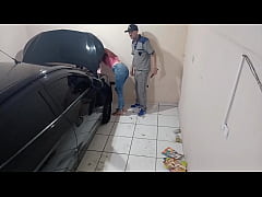  - Patroa e cliente ficou com tesão na oficina do mecânico tarado!