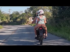  - Rabuda gostosa na moto mostrando a sua bunda na rua.