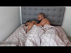  - No puedo dormir porque mi padre no esta en casa y le digo a mi madrastra que me acompañe y termino follandola como puta - Porno en Español