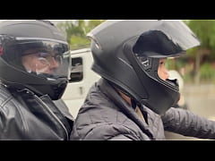  - Desconocido sube a mi moto, lo llevo a su casa y me paga el viaje con su gran culo