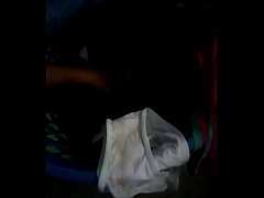  - Chaqueta con los calzones de mi tía (hurgando en la ropa sucia)