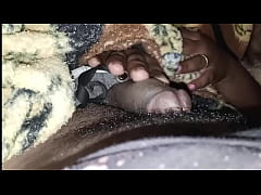  - A esposa xerecuda do meu amigo pega no meu pau e me faz gozar enquanto assistimos filme (Esposaxerecuda Official)