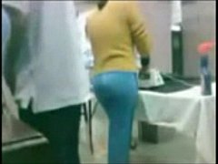  - Follando a la sirvienta mientras plancha