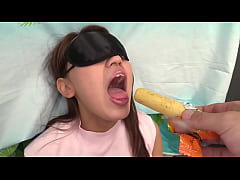  - 目隠しで口の中身を当ててみよう！今時ギャルな短大生まい(20)→よくナンパされます。へ～でもこれはナンパじゃないんです。賞金もアリ！→次々う○い棒の味を言い当てる現代っ子！