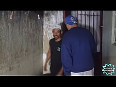  - Parei o carro pra mijar, passou um novinho e pediu pra mama, depois me levou pra sua casa pra fuder enquanto a mulher dormy@