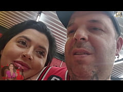  - No pelo e na frente do marido corno!! Casal sai para comer pastel, chegando lá., esposa fica com tesão e escolhe o macho para encher ela de leite.