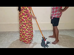  - कमरे में पोछा लगा रही कामवाली आंटी को लण्ड चुसवा कर चोदा! साफ हिन्दी आवाज में