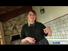  - Davina, belle coquine, adore la sodomie sous la pluie