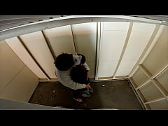  - 仕事の休憩中にガレージでSEXする変態人妻