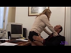  - La segretaria insaziabile invece di lavora scopa con il suo capo