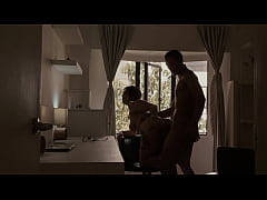  - Modelo porno follada en la oficina de su casa por su compañero de apartamento mucho mas pequeño que ella.