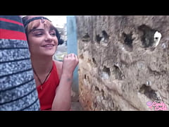  - Novinha foi mijar em público e teve que dar uma mamada - Mano Nico