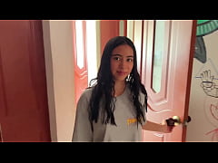  - Chica latina espía a su vecino y se come toda su verga