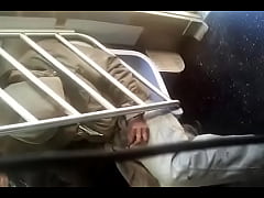  - viejo tocando bulto en el tren