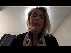  - Üvey Oğluna Cinselliği Öğreten Sarışın Kaltak Deneyimlerini Sikişerek Yansıtıyor