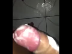 - Gozando gostoso no banho