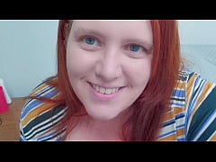  - Chubby hotwife ruiva chupa com vontade e faz squirt pensando nos comedores