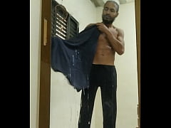  - Ator hétero Rock Maiaa faz um vídeo com gozada farta no espelho em Homenagem ao seu público gay atendendo aos idos.