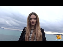  - Clara, belle étudiante, est très chaude pour baiser son formateur