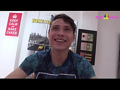  - Venezolano hetero inunda todo de esperma