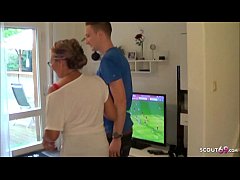  - Cuckold Ehemann guckt zu wie reife Ehefrau den Pizza Jungen fickt - German MILF