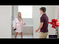  - Jordan Maxx Makes Mover Stuff Her Box
