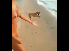  - Argentina desnuda en la playa y perro le roba la tanga 2