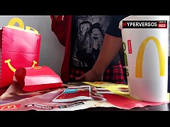 - Parejita caliente fajando en el Mcdonals y cuando se la iba a meter casi los descubren