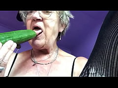  - Oma speelt met komkommer