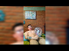  - Vergón activo se masturba con globo de condón