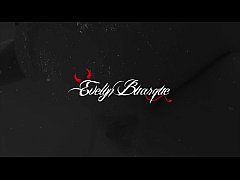  - Evelyn Buarque hidratando os pés com goza  * Jhoe Dias *