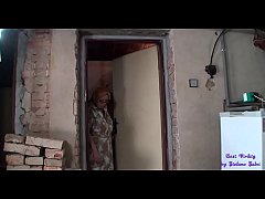  - La nonna entra in cantina e trova il vecchio marito a  scopare con la nipote