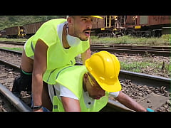  - OPERÁRIOS FODERAM GOSTOSO COM O CHEFE DURANTE A PAUSA ALMOÇO