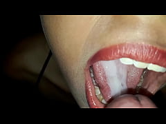  - Expectacular mamada de mexicana con gran descarga de semen en su boca sexy