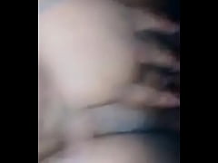  - Perra gorda masturbandose mientras se lo meten