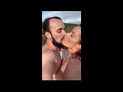  - Ofereci massagem pra uma gostosa na praia e alisei até ficar com tesão